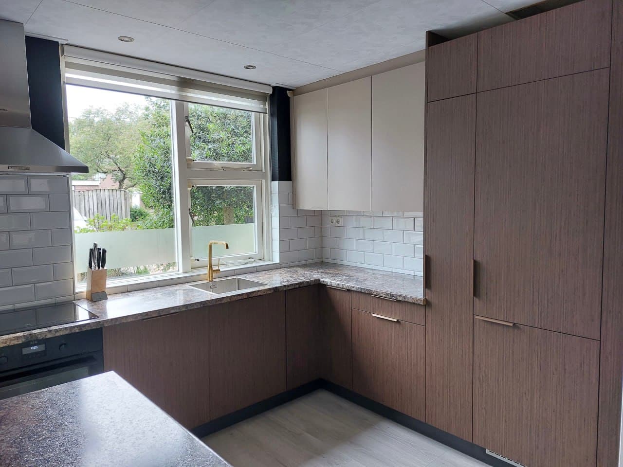 Amsterdamse keuken, witte fronten naar walnoot met terrazzo werkblad (na)