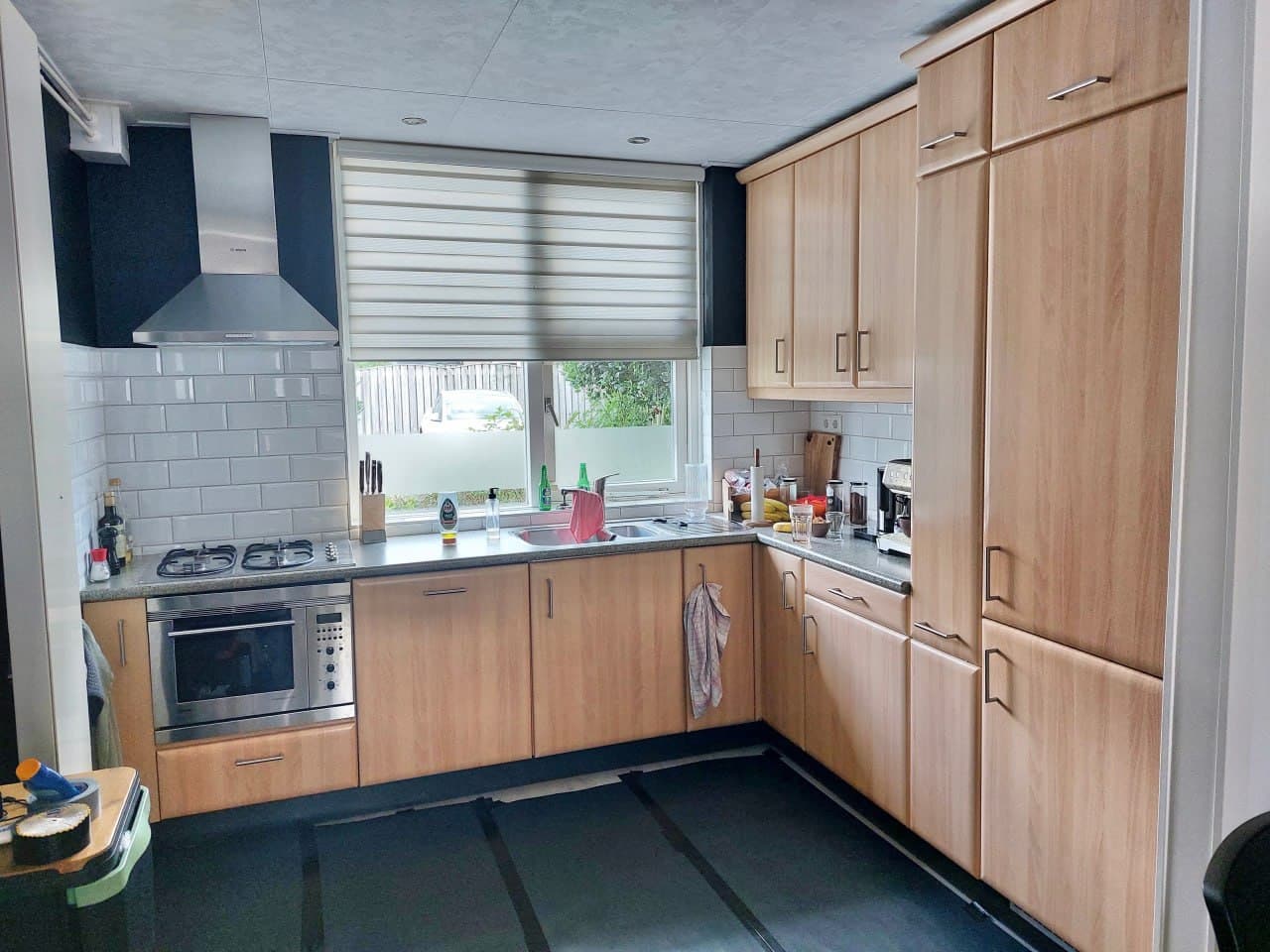 Amsterdamse keuken, witte fronten naar walnoot met terrazzo werkblad (voor)