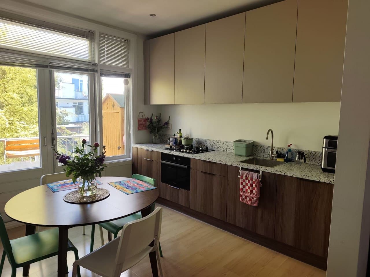 Witte keuken met eiland naar saliegroene greeploze keuken (na)
