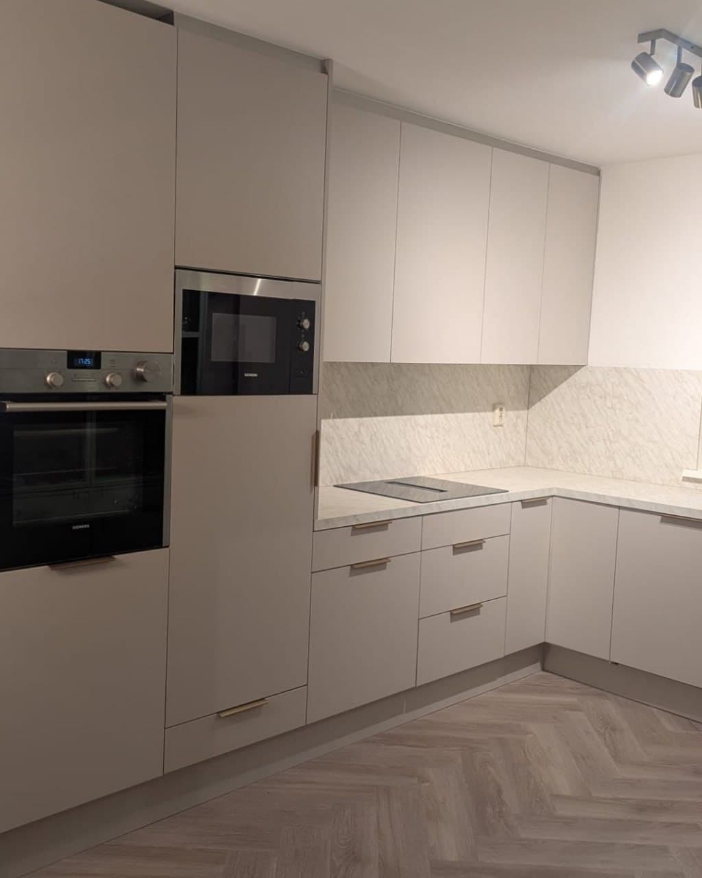 Wit-groene retro keuken naar strakke greige met marmer werkblad (na)