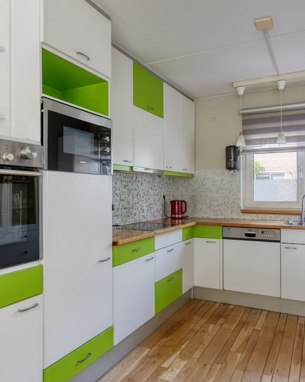 Wit-groene retro keuken naar strakke greige met marmer werkblad (voor)